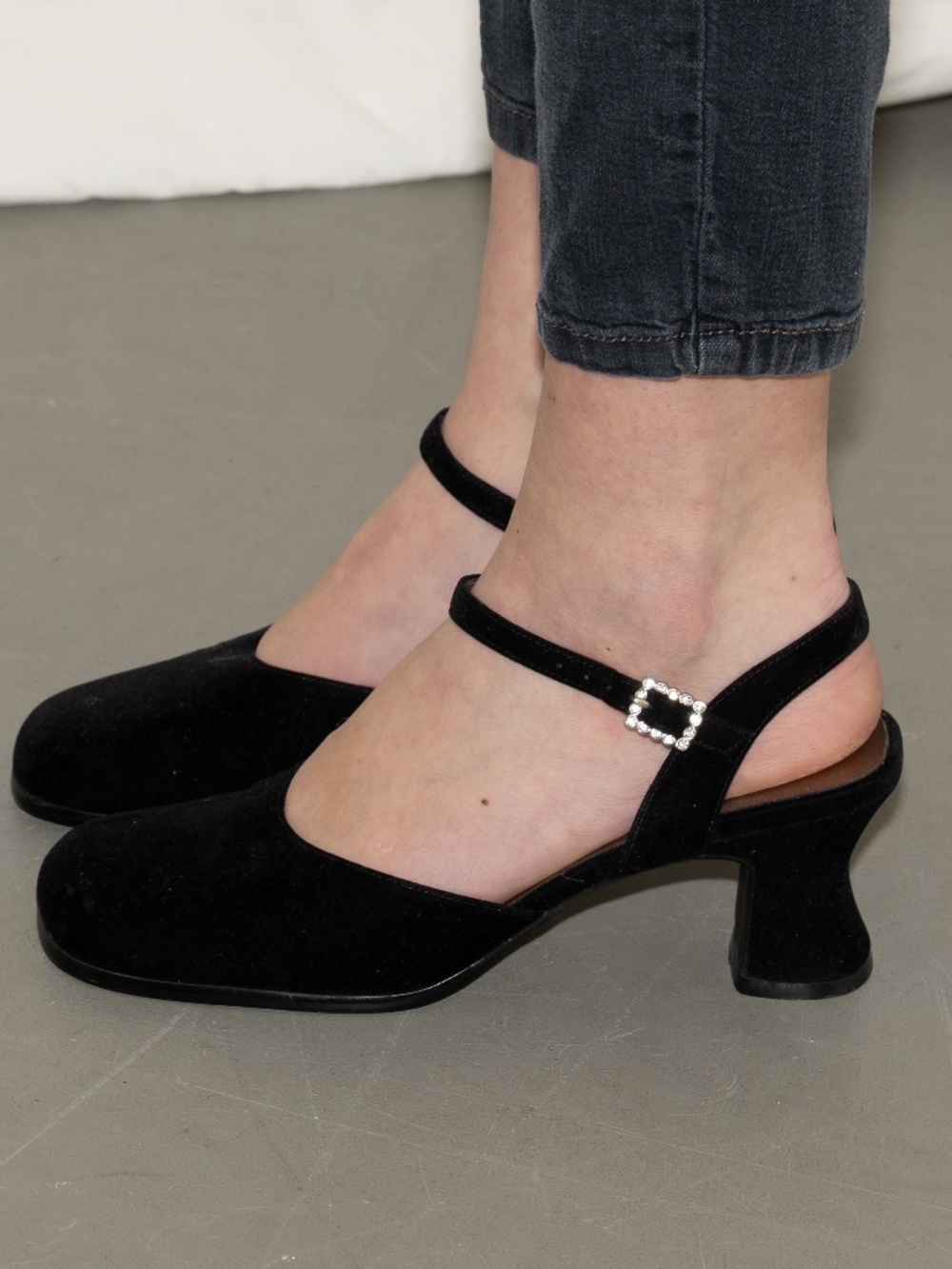 Vintage black velvet heels slingbacks w/ rhinestone buckle size 8.5 unlisted